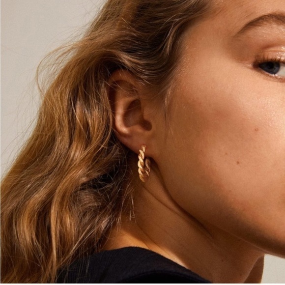 GOLD 18k Gold Plated Twist Hoop Earrings - Picture 3 of 3